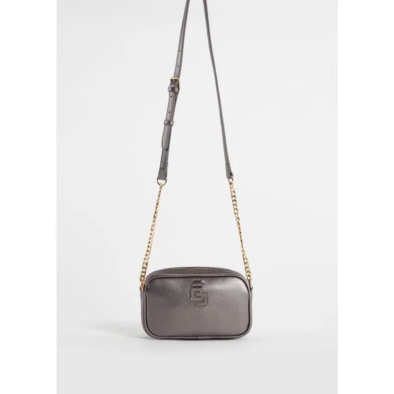 Borsa crossbody laminata con charm