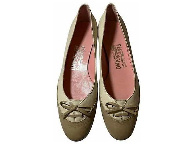 Salvatore Ferragamo Scarpe flat in pelle Vara di Ferragamo Beige