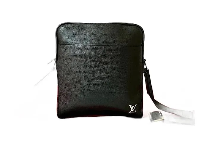 Borsa a Spalla in Pelle Taiga Louis Vuitton Nero