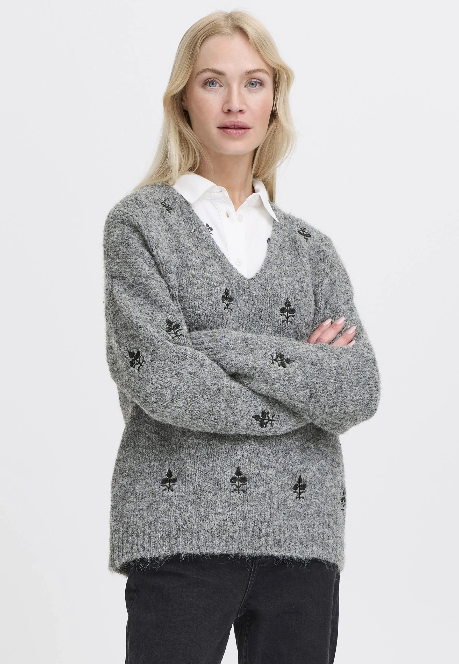 Pullover b.young con scollo a V e ricamo fiori art.20818219