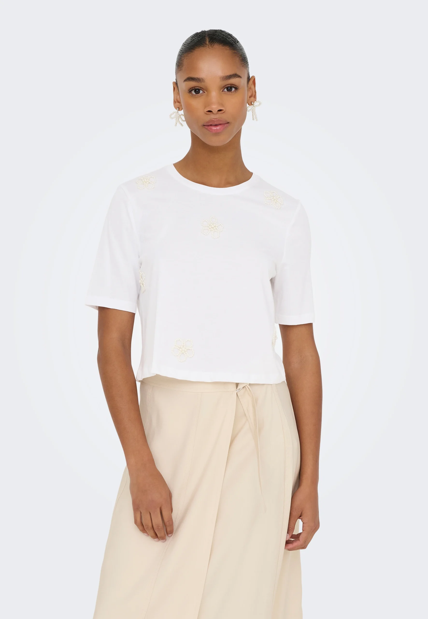 T-shirt Only donna con fiori a perline art.15352447
