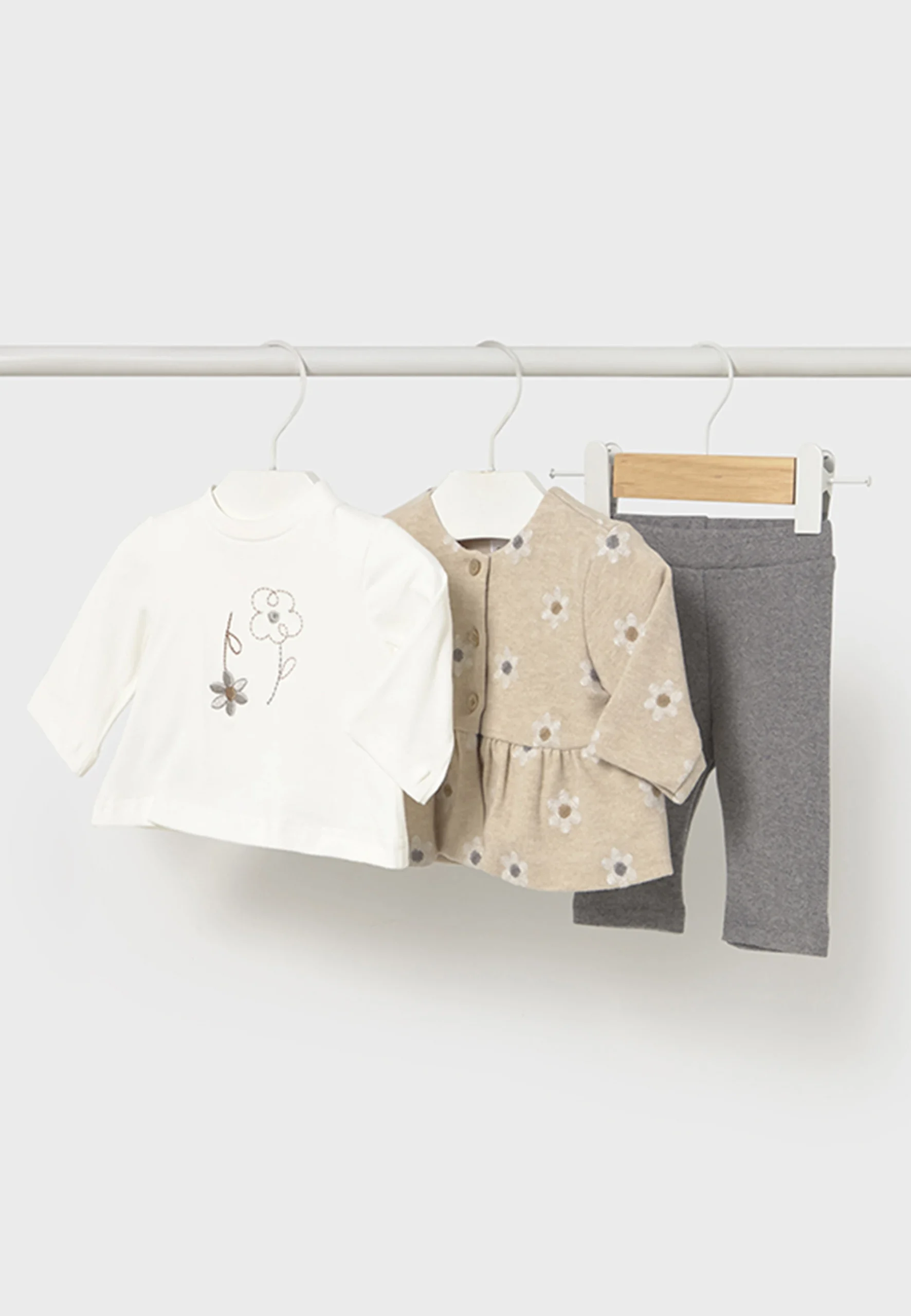 Completo 3 pezzi baby Mayoral art.2733 con margherite ricamate