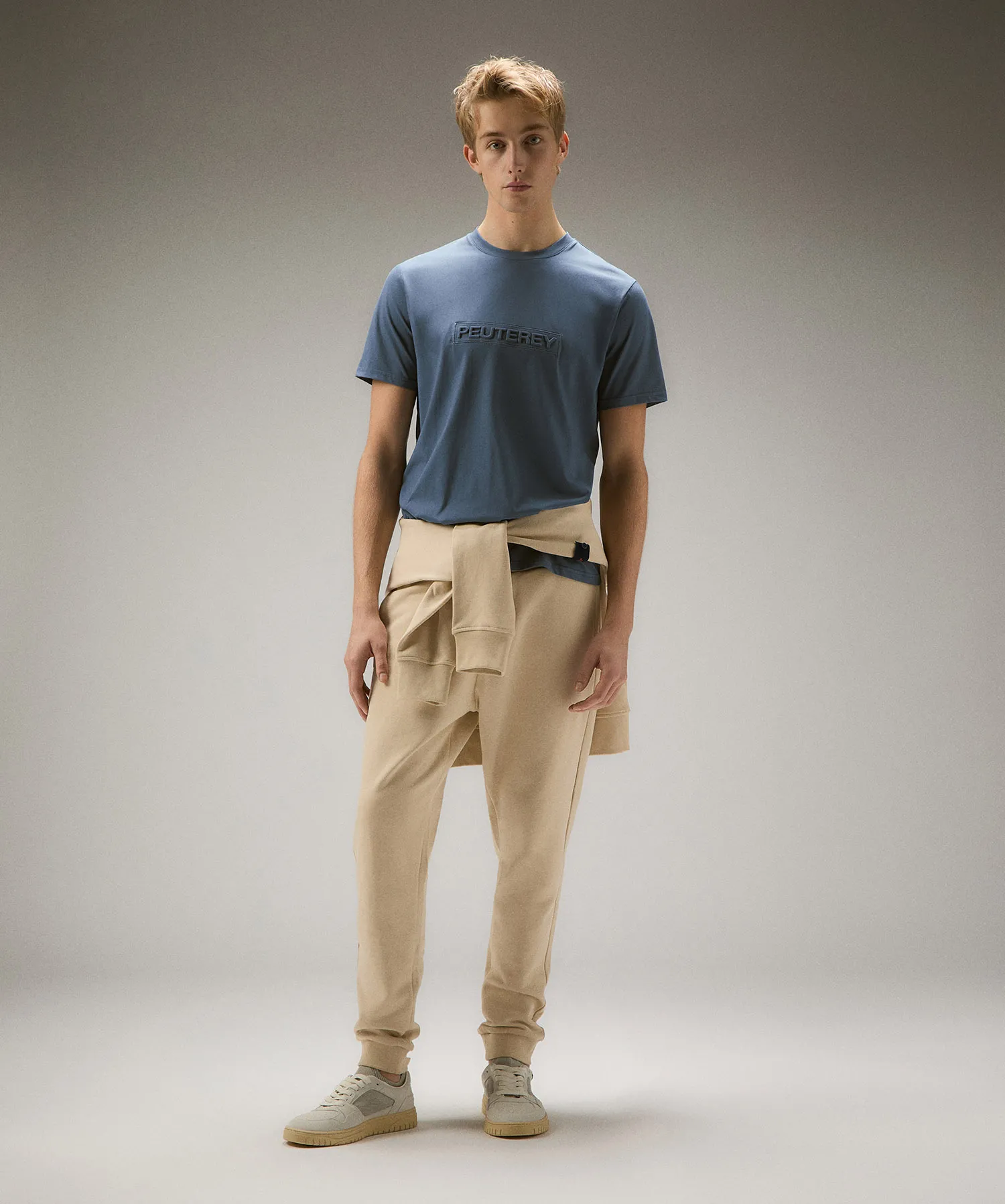 T-shirt con scritta in rilievo