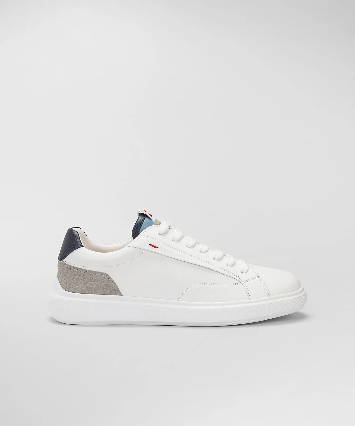 Sneakers con dettagli a contrasto