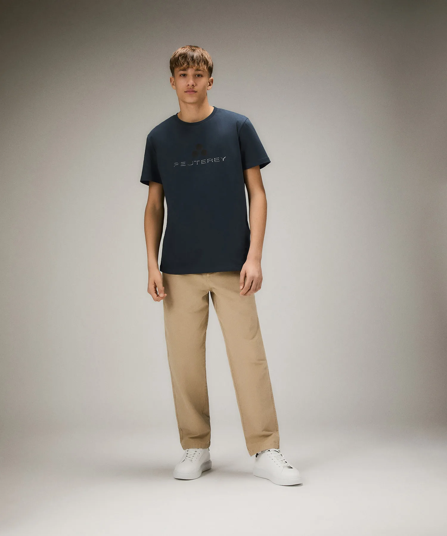 T-shirt con lettering ombreggiato in gomma