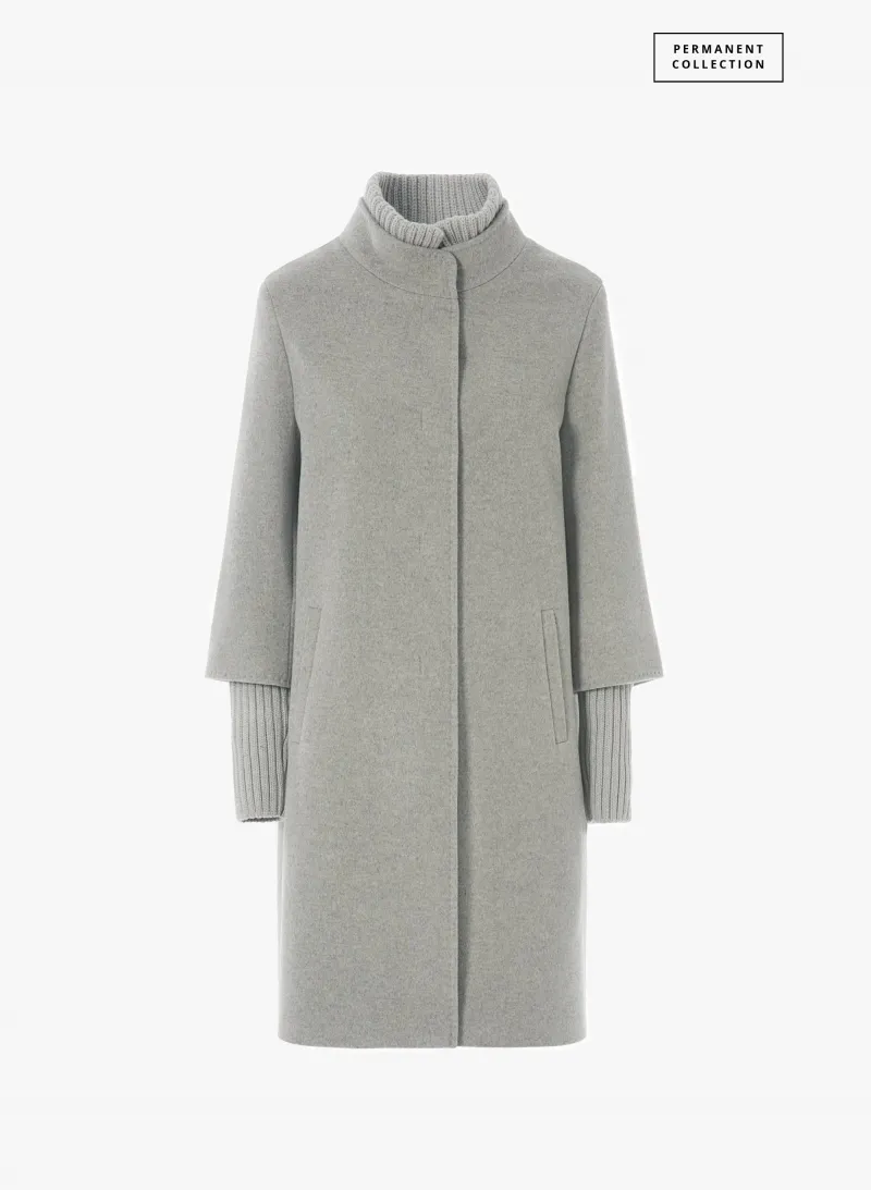 Cappotto grigio chiaro in pura lana con dettagli in maglia staccabili