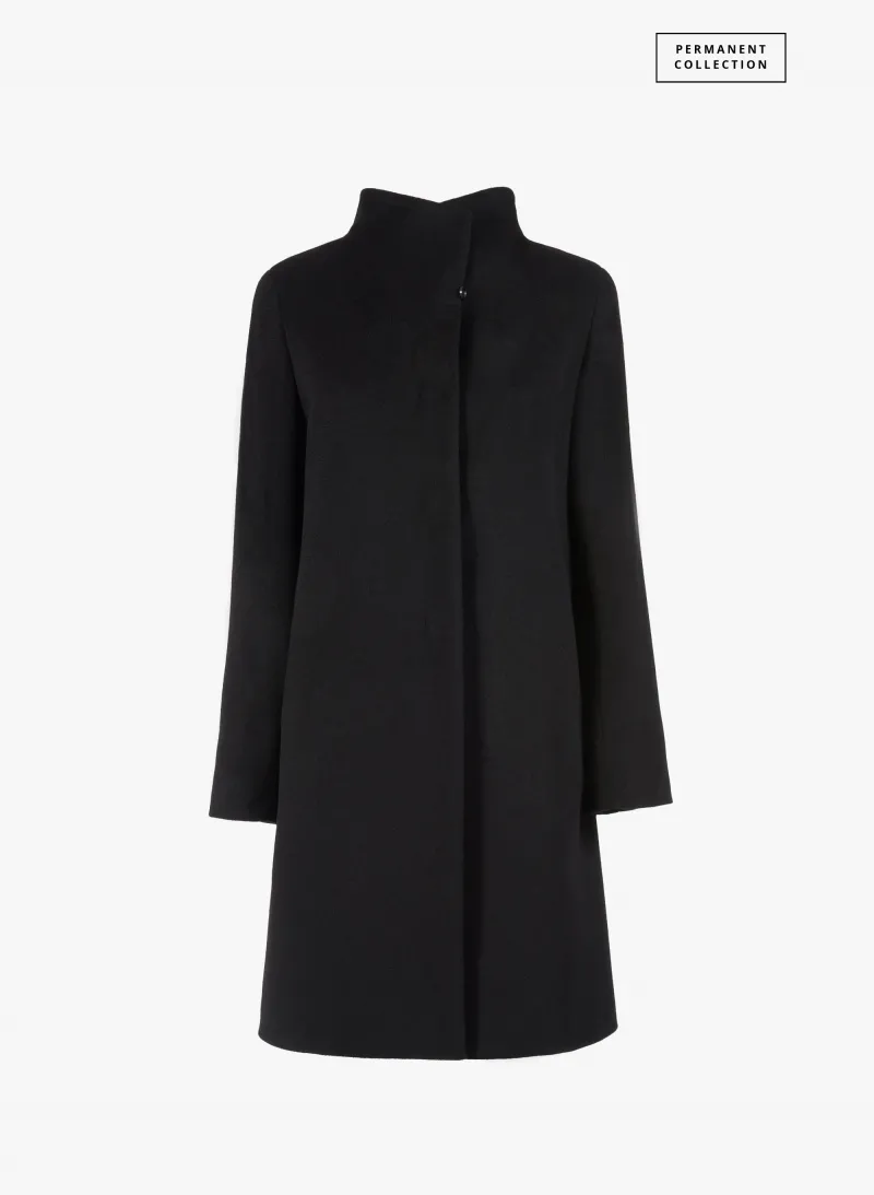 Cappotto nero svasato in puro cashmere con collo alto